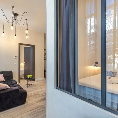 Apartment Montaigne - Luxurious - 350m Palais - Lra
